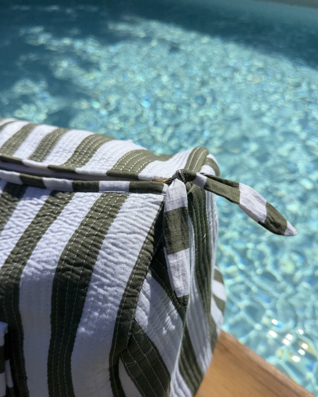 Sac de voyage matelassé Riviera Sauge à rayures vert sauge, coton block print de Jaipur